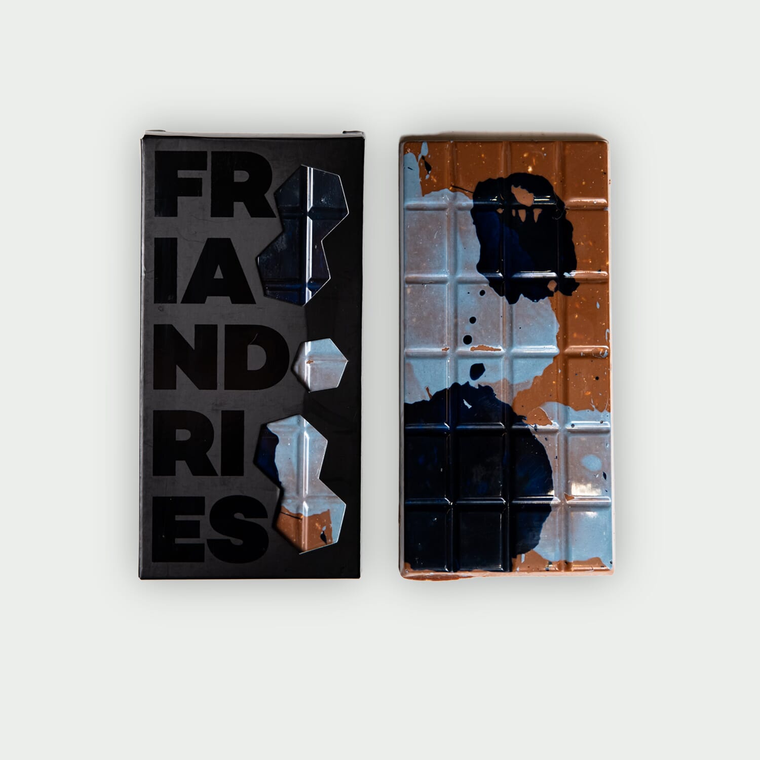 Czekolada mleczna z karmelem, orzeszkami ziemnymi i tonką